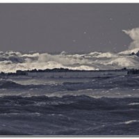 Волны в бухте возле мыса Тонкий :: Валерий Дворников