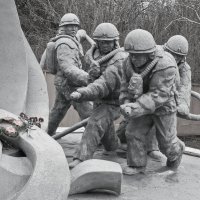 Чернобыль.Памятник пожарным :: Ольга Винницкая (Olenka)
