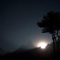 Восход Луны над Ама-Даблам :: Александр Чазов