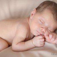 Как же радостно и приятно сохранять эти чудные моменты первых дней жизни вашего малыша...! :: Алена Посадская