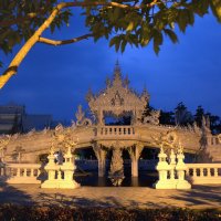 Мост к храму Ронг Кхун :: Евгений Печенин