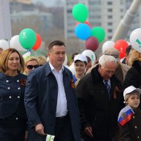 Губернатор Приморья  на праздничной демонстрации 1 мая 2015 г :: Александр 