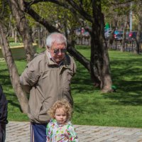 Дедушка с внучкой :: Дмитрий Сушкин