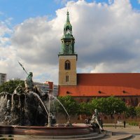 Центр бывшего Восточного Берлина - Александрплац и фонтан "Нептун" :: Лариса Мироненко