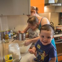 внуки помогают бабуле стряпать пирожки :: Сергей Говорков