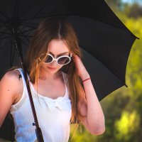 Девушка с зонтом :: Юлия Данилик