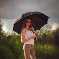 Девушка с зонтом :: Юлия Данилик