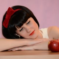 Девушка с яблоком :: Евгения 