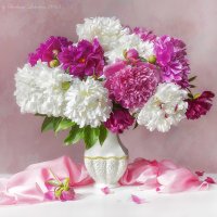 Натюрморт с белыми и розовыми пионами :: Светлана Л.