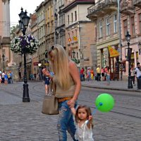 «А у меня шарик…» По улицам города Львов. :: Aleks Nikon.ua