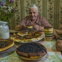 Бабушкина стряпня - губник, ягодник и булочки :: Юрий Митенёв