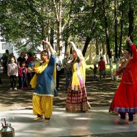 Индийские танцы в городе у Белого моря (1) :: Елена Перевозникова