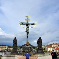 Скульптура "Распятие Христа" на Карловом мосту в Праге :: Денис Кораблёв