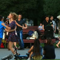 Уличные танцы летним вечером :: Ирина Сивовол