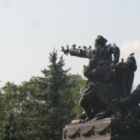 Памятник и голуби... :: Владимир Павлов