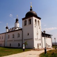 Сергиевская церковь (построена псковскими мастерами из известняка в 1570-1604 гг. на месте деревянно :: Наталья Серегина