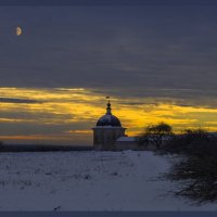 Одинокая башня на утреннем небе :: Евгений Дубовцев