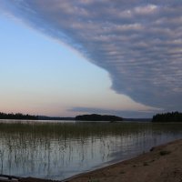 облака над озером :: Владимир Романцев