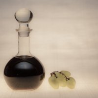 Колба с жидкостью и виноград :: Алексей Филиппов