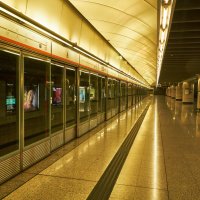 В метро Гонконга :: Андрей Крючков