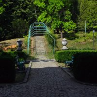 Замок окружает парк с каменными дорожками и скамейками :: НаталиЯ ***