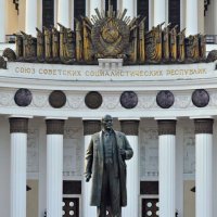 Иностранные туристы у памятника Ленину :: Элина Odinova