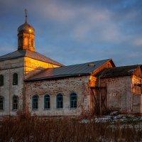 Деревенская церковь на закате :: Сергей Тараторин