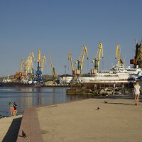Морской порт Феодосии. :: Алексей Окунеев