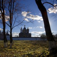 Свенский монастырь на фоне осени :: Евгений Дубовцев