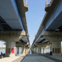 Интересное инженерное решение - двойной мост через реку :: Людмила Огнева 