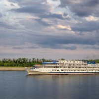 На теплоходе музыка играет... :: Александр Афромеев