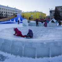 Ледяная ловушка для детворы :: Юрий Митенёв