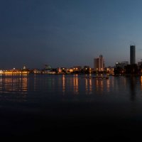 Городской пруд в последнюю ночь мая. :: михаил суворов