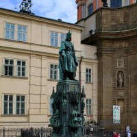 Памятник Карлу IV возле Карлова моста на Площади Крестоносцев с Красной Звездой. :: Александр TS