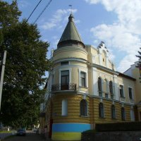 Административное  здание  в  Калуше :: Андрей  Васильевич Коляскин