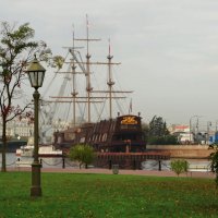 Фонарь, корабль и река. :: Владимир Гилясев