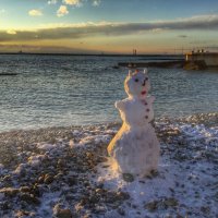 Снеговик в Сочи на берегу Черного моря :: Николай Милоградский