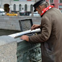 Питерский художник за работой на мосту. :: Ирина Якунина (Бодрова)