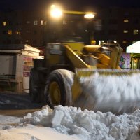 Снегоуборочная  техника убирает снег :: людмила Миронова