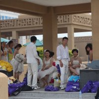 Бэйдайхэ, китайские женихи и невесты готовятся к фотосессии :: Сергей Смоляр