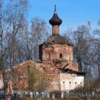 Старый храм на погосте :: Сергей Михальченко