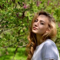 Красивая девушка в ботаническом саду :: Юлия Шелухина