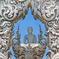 Будда в храме Ронг Кхун :: Евгений Печенин