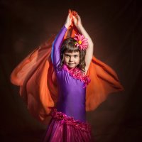 Девочка танцующая с платком :: Олег Дроздов