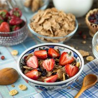 Завтрак с ягодами, мюслями и молоком :: Ирина Лепнёва