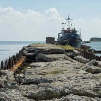 В летний день у старого мола :: Александр Степовой 