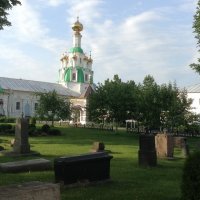 На территории Толгского женского монастыря в Ярославле :: Natalia Harries