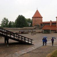 Средневековый замок Тракай в Литве на озере Гальве,  построен в XIII веке. :: vasya-starik Старик