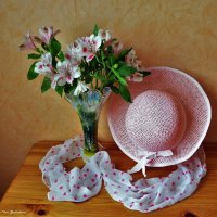Альстрёмерия и розовая шляпка :: Nina Yudicheva