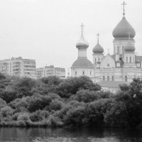 Вид на Божий храм и дома с реки :: Дмитрий Никитин